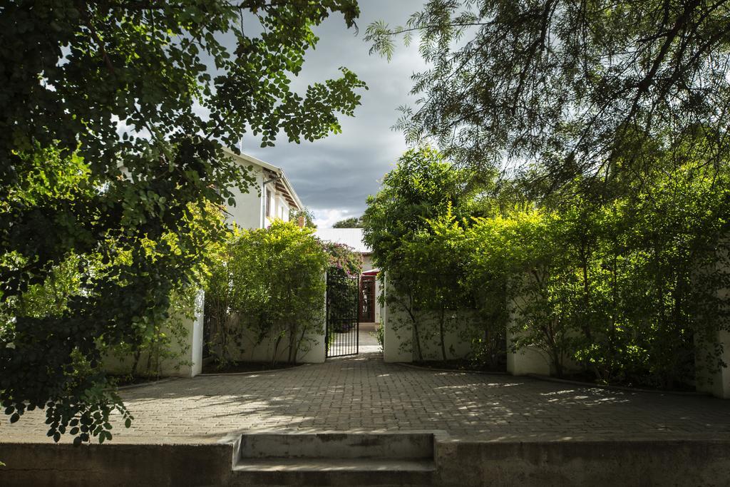 Out Of Africa Guesthouse Otjiwarongo Exterior photo