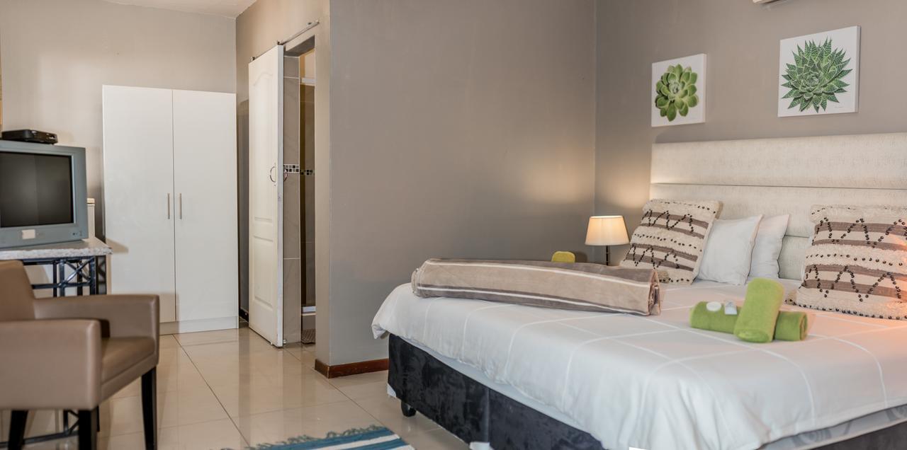 Out Of Africa Guesthouse Otjiwarongo Exterior photo
